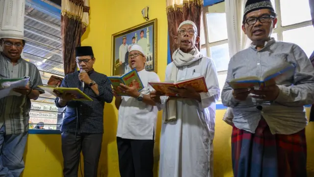 Wasu musulmi suna zikiri da karatu a gaban abinci daban daban da aka yi tanadi domin murnar ranar zagayowar ranar Annabi SAW a tsakiyar yankin Sulawasi a Indonesia