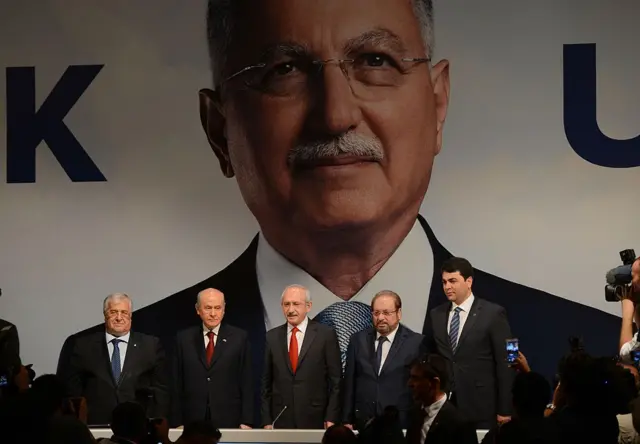 Kılıçdaroğlu 2017'da Adalet Yürüyüşü'nü gerçekleştirdi. Fotoğrafta İhsanoğlu'nun pankartının önünde Masum Türker, Devlet Bahçeli, Kemal Kılıçdaroğlu, Haydar Baş ve Gültekin Uysal yan yana görülüyor. 