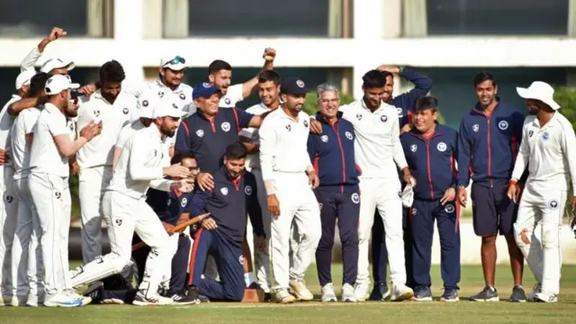 जम्मू-काश्मीरनं गेल्या महिन्यात विदर्भाच्या संघाचा पराभव केला होता, हा फोटो त्यावेळचा आहे