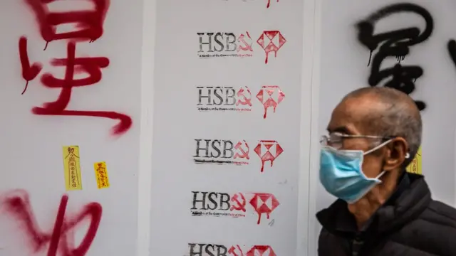 香港示威者把汇丰英文拼写HSBC修改，讽刺汇丰讨好北京政府。