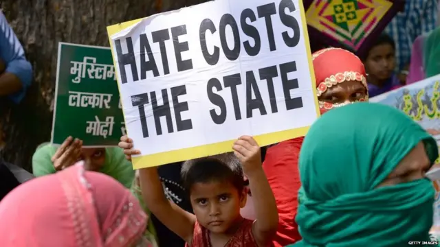 आंदोलनकर्ता लहान मुलगा