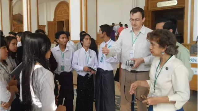 บิล เฮย์ตัน อดีตผู้สื่อข่าวบีบีซีประจำเวียดนาม ปัจจุบันกำลังปฏิบัติงานในเมียนมา