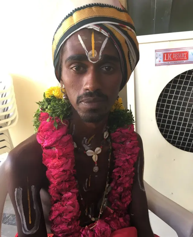 మునివాహన సేవలో భాగంగా మహబూబ్ నగర్ జిల్లాకు చెందిన ఆదిత్య అనే దళిత వ్యక్తిని చిలుకూరు బాలాజి దేవస్థానం అర్చకులు రంగరాజన్ తన భుజాలపై ఎక్కించుకున్నారు.