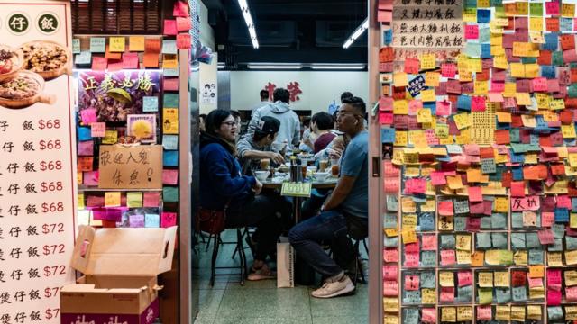 许多香港食肆门外设置"连侬牆"。