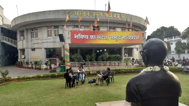 வெற்றி முகத்தில் காங்கிரஸ்: 5 மாநிலங்களில் வெற்றி கொண்டாட்டங்கள்