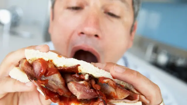 Homem comendo um sanduícheesportesdasorte foguetebacon