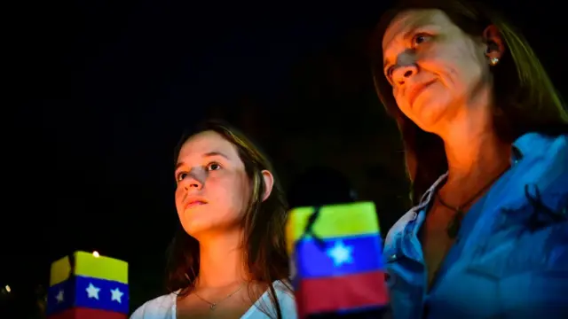 Vigilia de la oposición por los muertos.