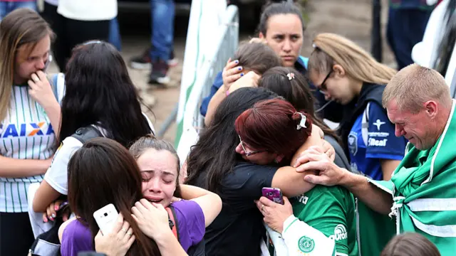 Torcedores da Chapecoense se abraçam após a tragédia