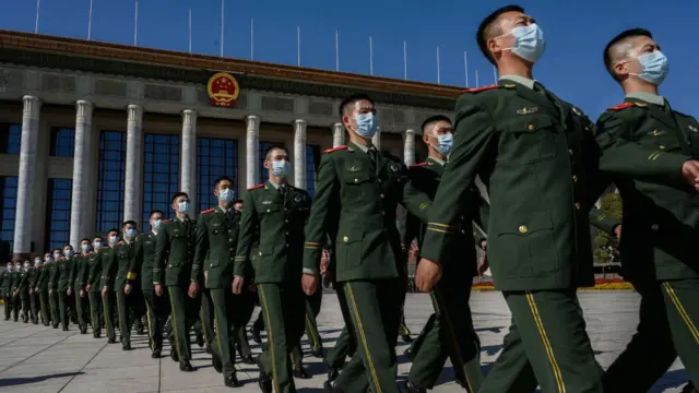 বেজিংয়ে গ্রেট হল অব দ্য পিপলের সামনে কুচকাওয়াজ-রত চীনা সেনাবাহিনীর সদস্যরা
