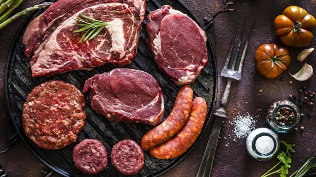 Berbagai potongan daging di atas wajan besi