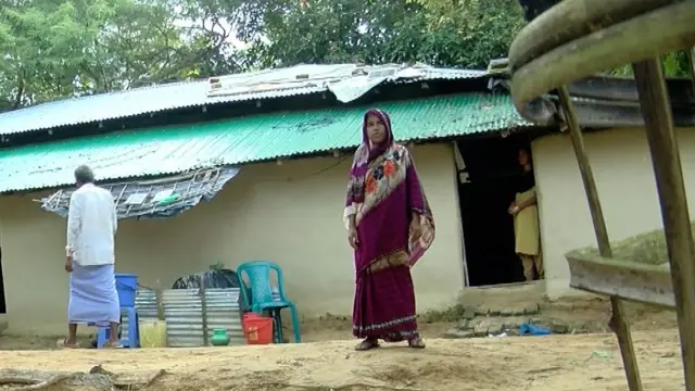 ১৩ নম্বর রোহিঙ্গা ক্যাম্প লাগোয়া বাংলাদেশি এক পরিবারের দাবি তাদের চাষের জমিজমা ক্ষেত খামারে রোহিঙ্গারা আশ্রয় নিয়ে উল্টো তাদেরই এলাকা ছাড়ার হুমকি দিচ্ছে। গৃহকত্রী মুরশিদা বেগম বলেন, বাধ্য হয়ে আর্মি ডেকে রোহিঙ্গাদের শাসাতে হয়েছে।