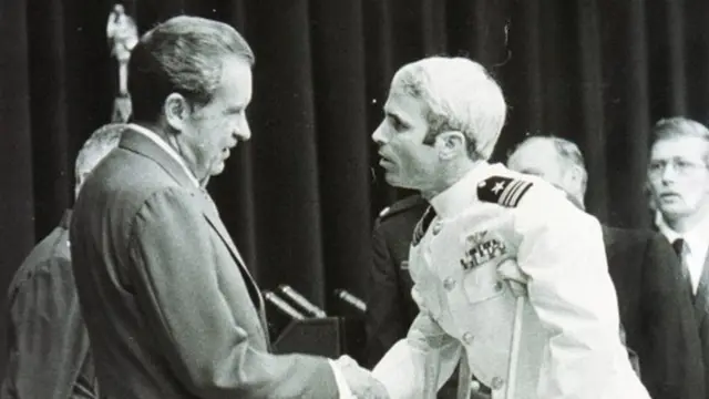 Richard Nixon aperta a mãocasas de apostas com bónus grátis de registroJohn McCain,casas de apostas com bónus grátis de registrosolenidadecasas de apostas com bónus grátis de registroboas vindas a ele e outros militares após serem libertados no Vietnã