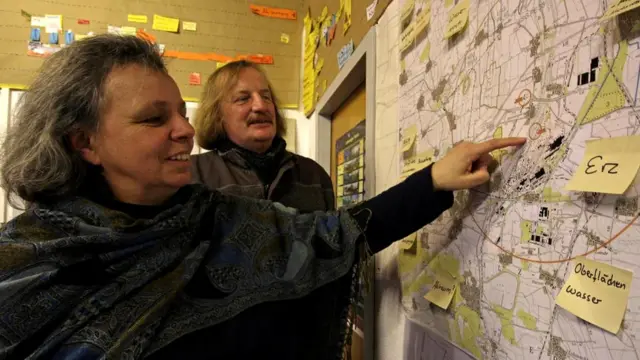 Активисты Людвиг Васмус и Урсула Шёнбергер поддерживают работу деревенского центра антиядерной информации