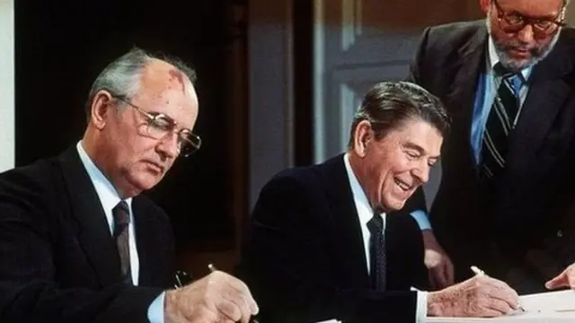 زعيم الاتحاد السوفيتي ميخائيل جورباتشوف والرئيس الأمريكي، رونالد ريغان، وقعا الاتفاقية عام 1987