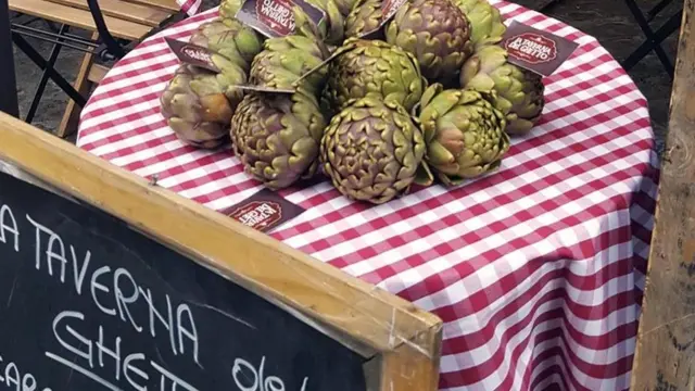 Restoran di lingkungan Il Ghetto di Roma menampilkan artichoke segar selama musim semi.