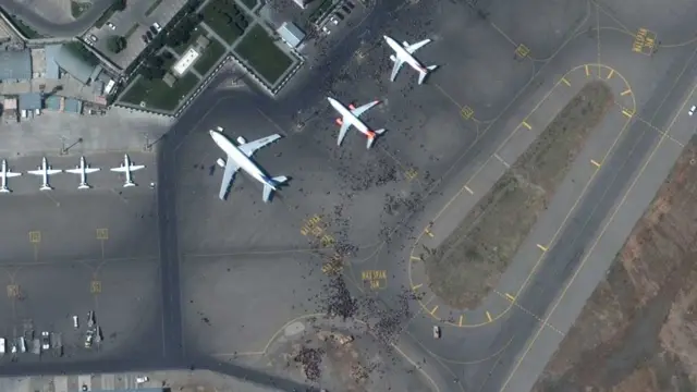 جمعیت در اطراف هواپیماها و محوطه فرودگاه کابل