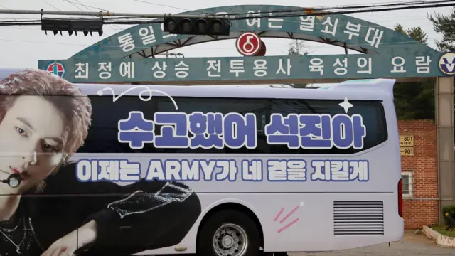 그룹 방탄소년단(BTS) 맏형 진의 전역하는 12일 오전 경기도 연천군 육군 5사단 신병교육대대 앞에 그의 전역을 축하하는 래핑 버스가 서 있다