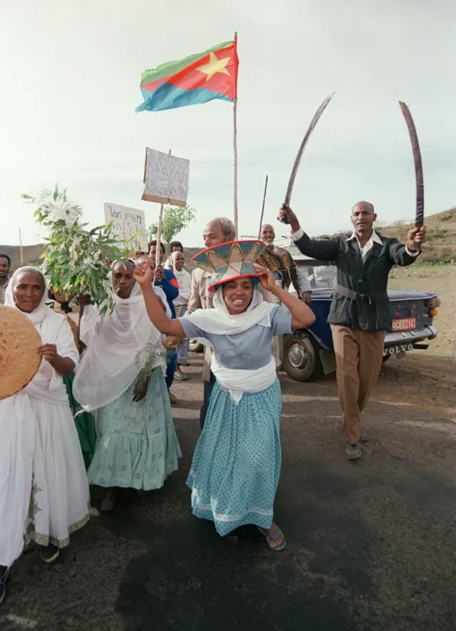 ኤርትራውያን ኣብ ህዝበ ውሳነ ሓጎሶም እንትገልፁ