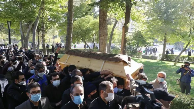 تابوت استاد شجریان بر دوش مردم