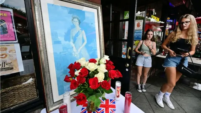 One memorial outside one British pub for di Santa Monica neighbourhood of Los Angeles