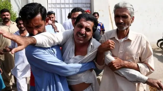 कराची में हुए हमले में दो पुलिसकर्मियों की मौत हो गई