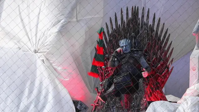 Ator vestido como o Rei da Noite7games baixar apoioGame of Thrones sentando no trono símbolo7games baixar apoiopoder na série