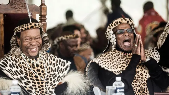 Le roi zoulou Goodwill Zwelithini ka Bhekuzulu (G) et le prince aîné de la nation zouloue et ancien dirigeant du Parti de la liberté Inkatha ( IFP ), le prince Mangosuthu Buthelezi (D), se joignent à des milliers de personnes pour commémorer la célébration du King Shaka's Day près de la tombe du grand roi zoulou Shaka à Kwadukuza, à quelque 98 kilomètres au nord de Durban, le 24 septembre 2019.