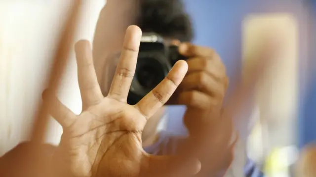 mano frente a la cámara