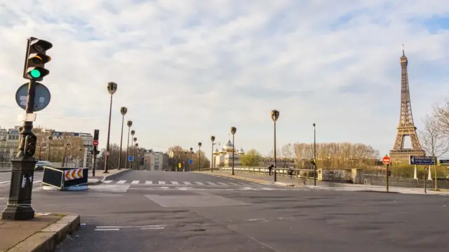 প্যারিসে আইফেল টাওয়ারের অদূরে জনশূন্য একটি রাস্তা