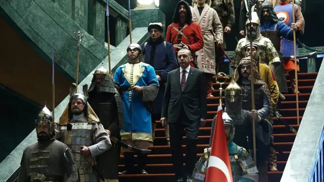 Madaxweyneha Turkiga oo qasriga madaxtooyada ka soo muuqday isaga oo ay ku hareereysan yihiin ciidama xiran dharki cusmaaniyiinti hore