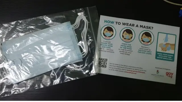 சிங்கப்பூர் அரசு சார்பாக வழங்கப்பட்ட முகக்கவசம்