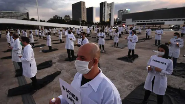 Para perawat melakukan demonstrasi di Brasil untuk mengenang tenaga medis yang meninggal.