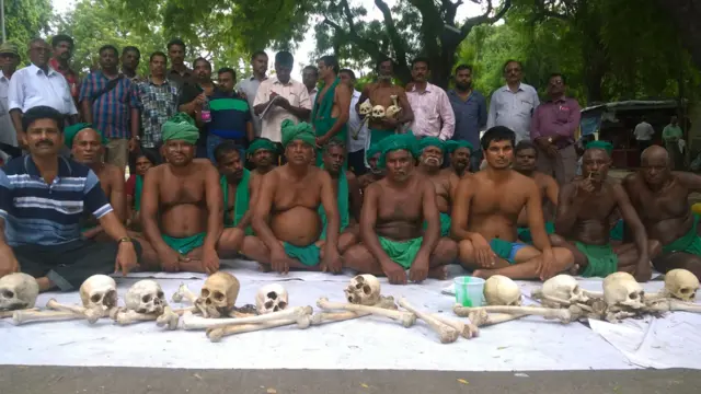 அரை மீசை வளித்து வலியுறுத்தும் போராட்டம்.