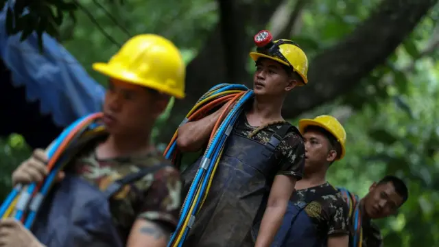 Personal del operativo de rescate de los niños en Tailandia