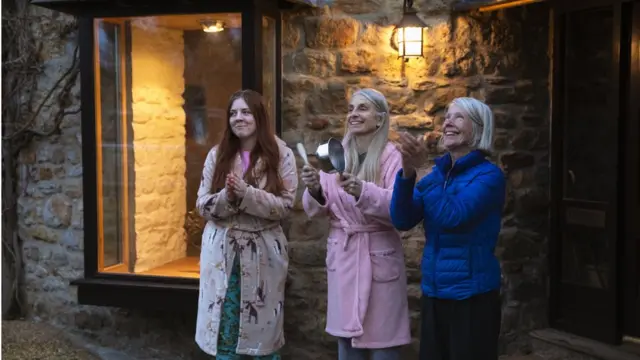 Британцы аплодируют NHS