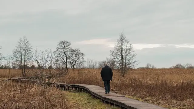 رجل يسير وحيدا