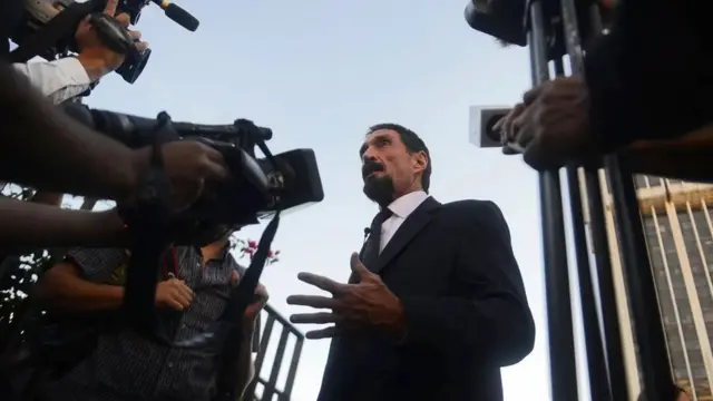 John McAfee s'adresse aux journalistes à la Cour suprême du Guatemala, après que sa localisation a été révélée par une photo.