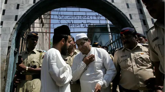 અબ્દુલ કરીમ તેલગી મુંબઈમાં ચંદનવાડી સ્મશાનગૃહમાં તેના સંબંધીના અંતિમ સંસ્કારમાં હાજરી આપવા ગયા હતા