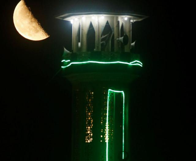 مئذنة مسجد مزينة احتفالا بشهر رمضان
