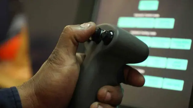 奇瓦動動指尖，就可以遠程控制機器