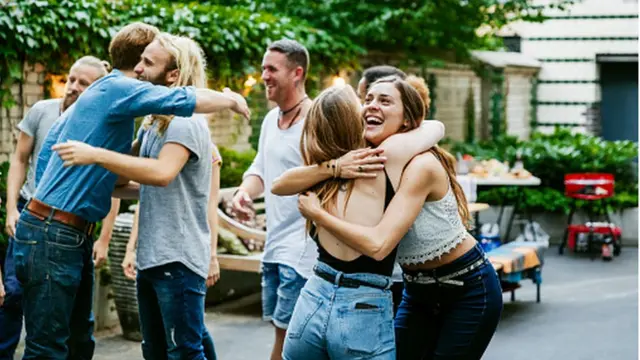 Мужчины и женщины предпочитают разные типы объятий