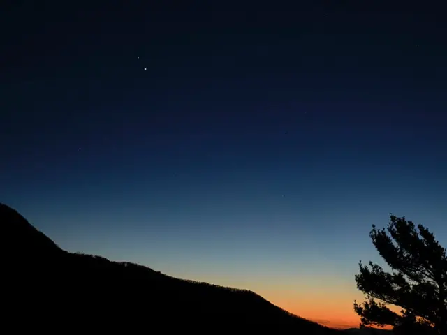 Юпітер і Сатурн зближаються на найменшу за 800 років відстань. Перші фото