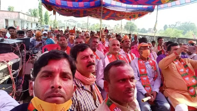 बिहार चुनाव: पीएम मोदी की सभा छोड़कर जाती भीड़ और मुक़ाबले में आता महागठबंधन