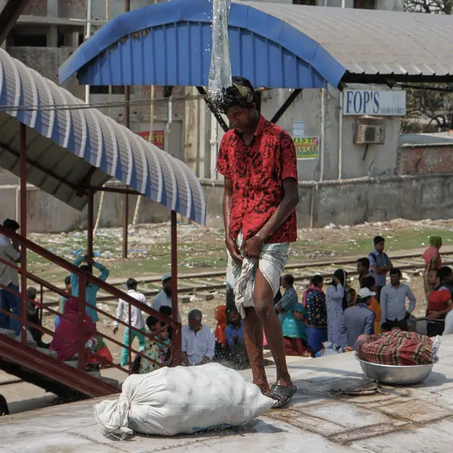 Pojedini pronalaze prektičnu primenu železničkih instalacija, korisreći ih kao tuš.