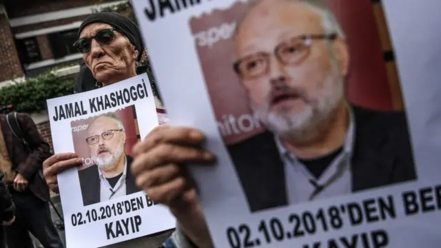 Manifestantes segurando cartazes com foto do jornalista desaparecido e crítico do governo da Arábia Saudita, Jamal Khashoggi, com a legenda: "Jamal Khashoggi está desaparecido desde 2betnacional bet nacionaloutubro". Manifestação ocorreubetnacional bet nacionalfrente ao consulado da Arábia Sauditabetnacional bet nacionalIstambul,betnacional bet nacional9betnacional bet nacionaloutubro