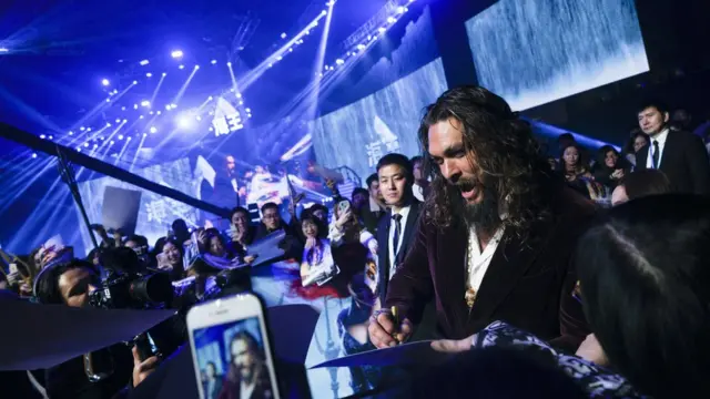 Đội ngũ Hollywood đến Trung Quốc dự lễ ra mắt phim của họ, như Jason Momoa có mặt ở Bắc Kinh cho phim Aquaman