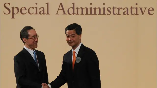 沈旭晖说，2012年的特首选战改变了官场文化，一度令他对香港政治感到心灰意冷。