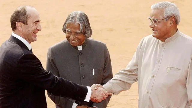 31 अक्तूबर 2003 को आर्मीनिया के राष्ट्रपति रॉबर्ट कोचारियन का स्वागत करते भारतीय प्रधानमंत्री अटल बिहारी वाजपेयी और राष्ट्रपति एपीजे अब्दुल कलाम