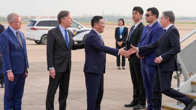 4月24日，布林肯抵达上海，上海市外办主任孔福安、美国驻华大使伯恩斯（左二）和美国驻上海总领事沃克（左一）迎接。