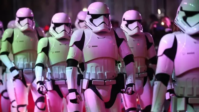 ممثلون يرتدون زي قوات العاصفة